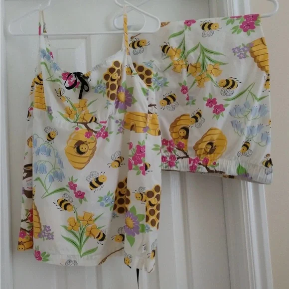 Nick & Nora Save the Bees Pajamas - Picture 2 of 7